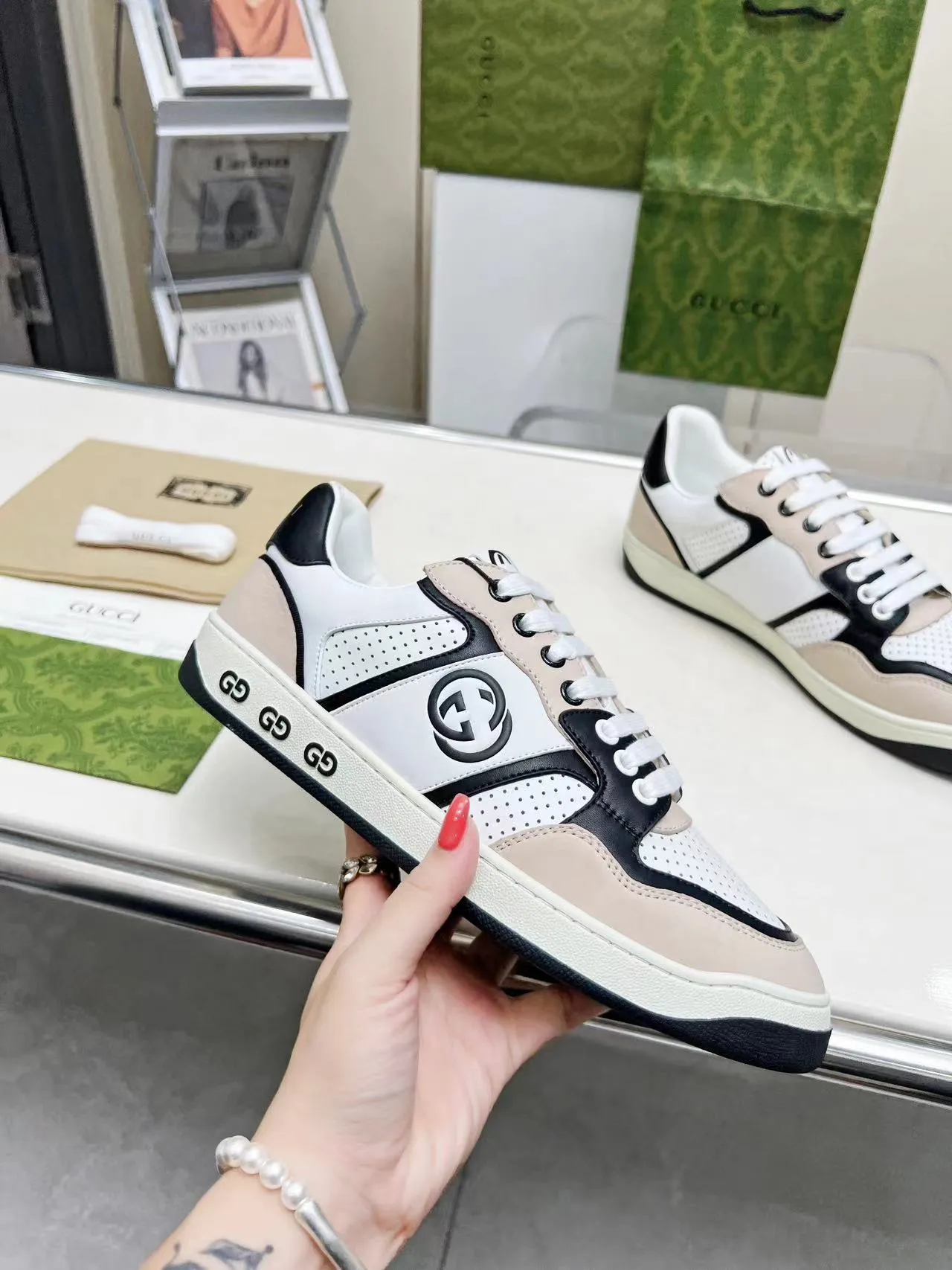 P620 💞💞Gucci G Home’s latest popular sports shoes, couple’s style, casual, retro white shoes 🌸🌸🌸 New popular series. The exquisite and compact interlocking double G logo romantically interprets the aesthetic concept of this series. Made of off-white leather, retro inspiration is cleverly blended into the sneaker design to reinterpret the brand logo. Exquisitely packaged at the delivery counter 🛍📦 ▪️Fabric: Original custom-made imported first-layer cowhide leather ▪️Lining: Original custom-made imported cowhide lining ▪️Outsole: Original molded two-color TPU outsole ▪️Size: Women's 35-40 / Men's 39-45